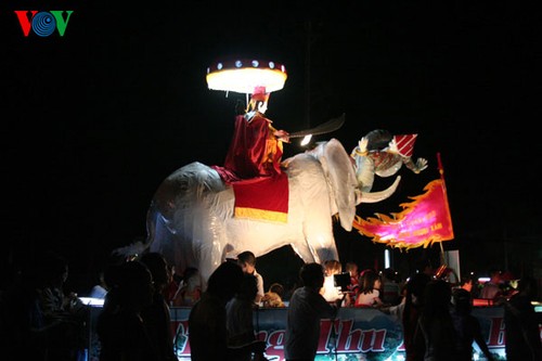 Lantern parade celebrates mid-autumn festival  - ảnh 10